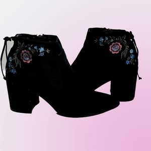 UNISA Womens Black Suede Embroidered Sz 8.5 BOOTIES Ankle Boots